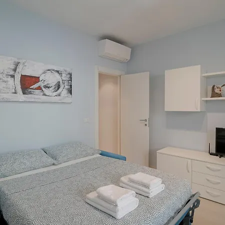 Guesthost - Holiday! Ambra Mini Flat Apartmán